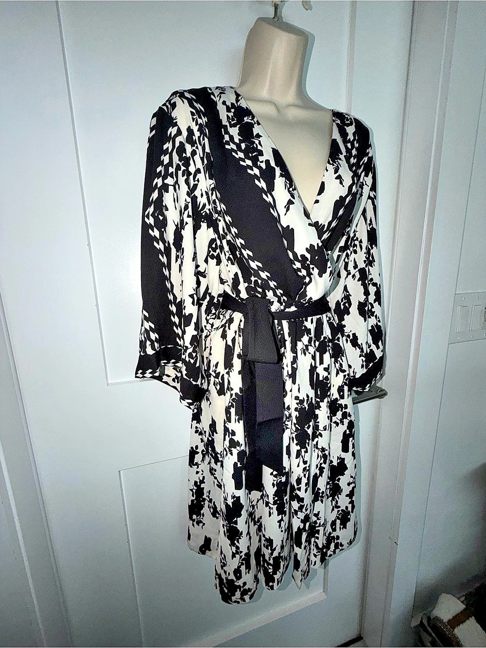Cabi Floral Wrap Dress in Black & White Size Large NEW CAREER V NECK